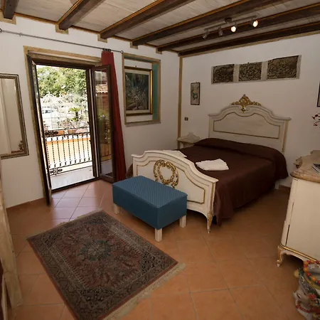 Alojamento de Acomodação e Pequeno-almoço Cannatella's Mansion 3*