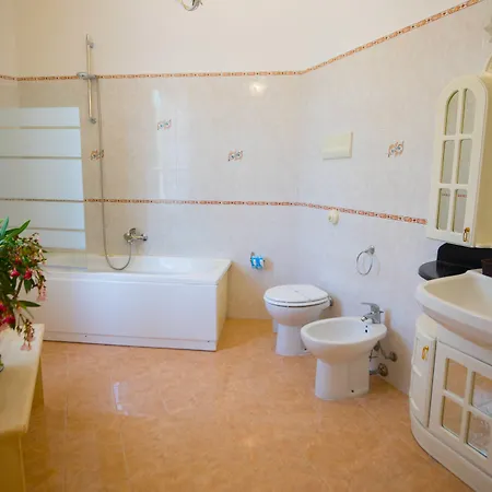 Alojamento de Acomodação e Pequeno-almoço Cannatella's Mansion 3*