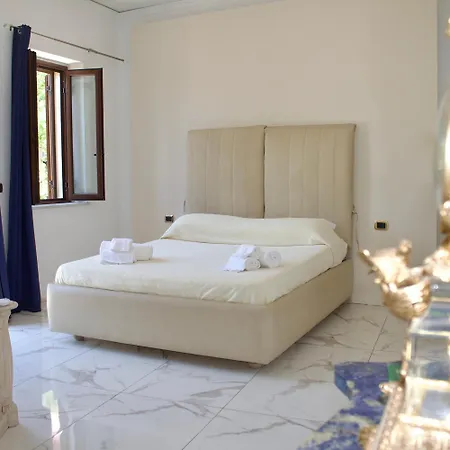 Alojamento de Acomodação e Pequeno-almoço Cannatella's Mansion 4*
